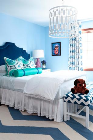 Foto de un dormitorio en tonos azules.