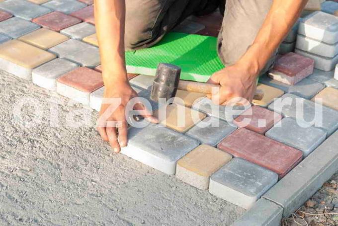 Pavimentación de baldosas con sus manos