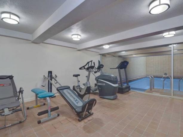 En el sótano hay un gimnasio con aparatos de gimnasia, un spa y una sauna.