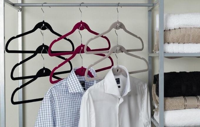 En la suspensión de varios niveles puede colgar camisas, chaquetas, vestidos. / Foto: kvartblog.ru