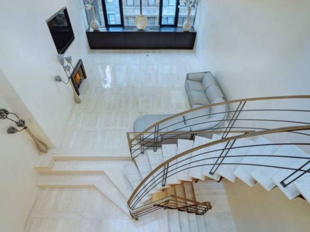 Para moverse entre los pisos puede ser las escaleras o el ascensor.