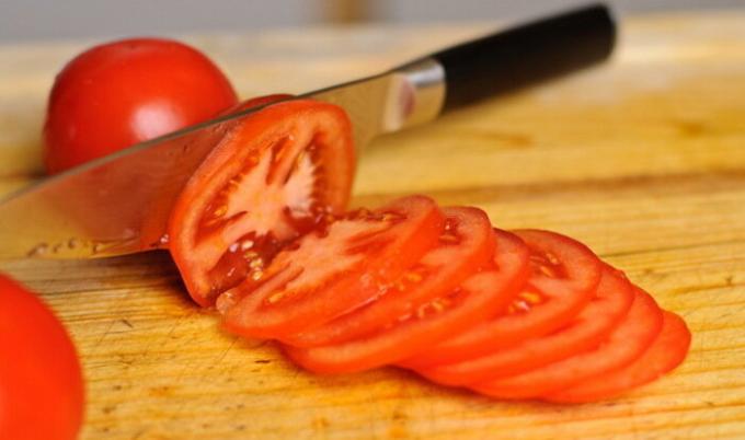 Los tomates cortados en círculos.