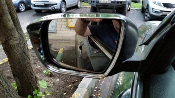 Con un espejo tendrá que trabajar. / Foto: drive2.ru. 