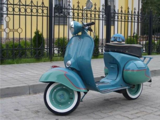 El primer scooter Soviética.
