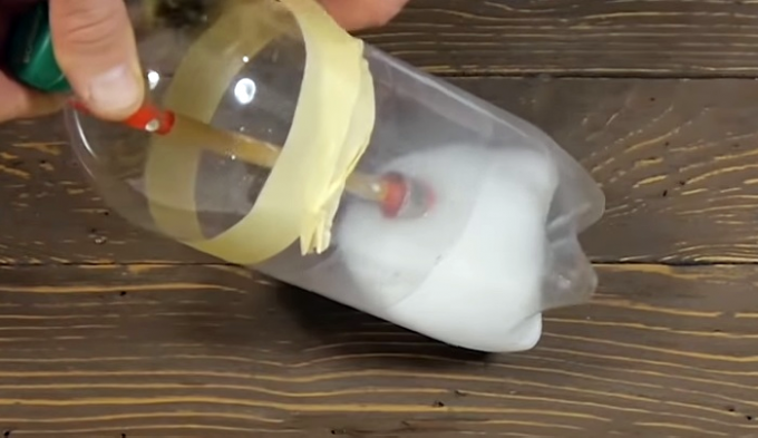 El cepillo de botella de plástico puede permanecer durante algún tiempo en el disolvente 