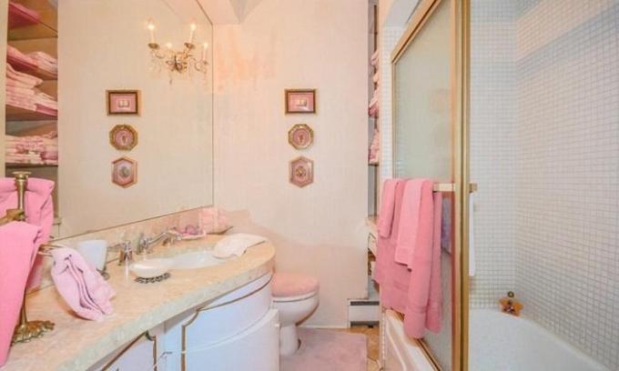 Cuarto de baño en color rosa.