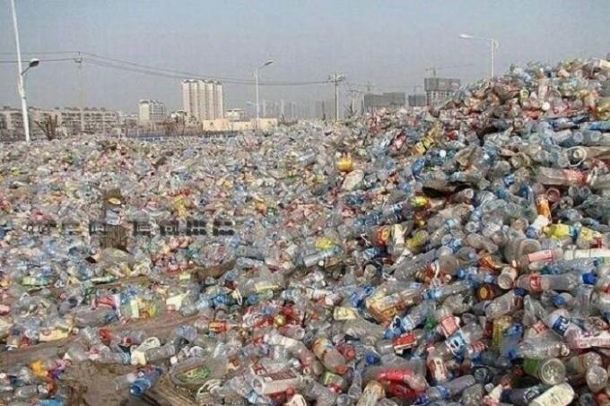 Las botellas de plástico que llenaban todo el planeta se convierten en un material de construcción ideal. | Foto: teetoteler.com.