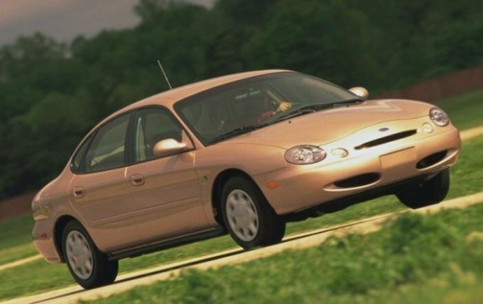 Ford Taurus en 1996 no fue diferente apariencia atractiva. | Foto: cheatsheet.com.