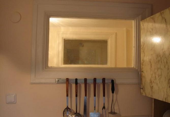 La ventana entre la cocina y el baño necesitaba para la iluminación natural de este último.