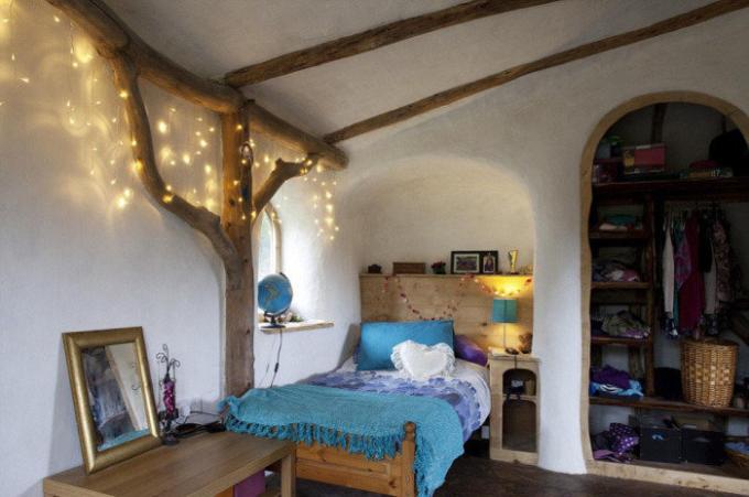 acogedora habitación en una casa hobbit. | Foto: thesun.co.uk.