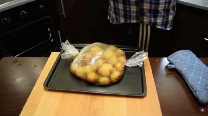 Las patatas se doblan en el manguito.