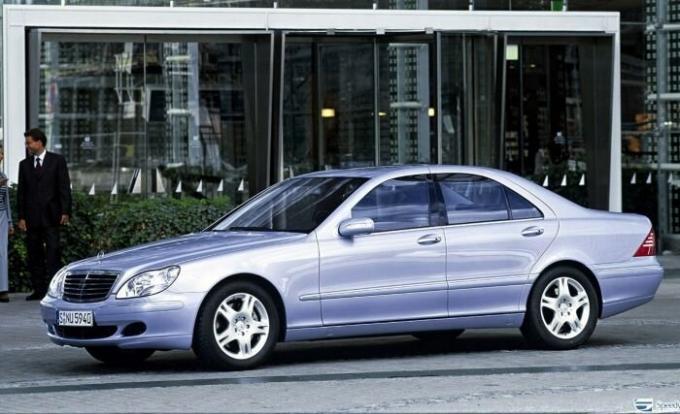W220 - el modelo insignia de Mercedes-Benz de la empresa a finales de 1990. | Foto: avtorinok.ru.