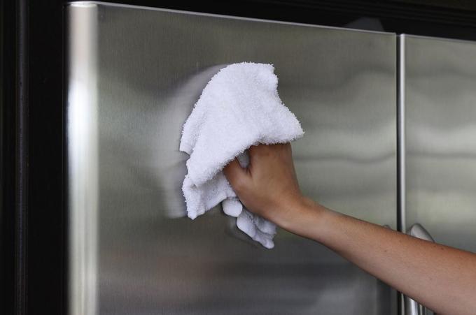 El exterior del frigorífico es fácil de limpiar con agua y jabón.