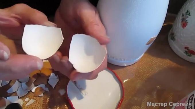 Decoupage sobre cáscaras de huevo. Decoración botella