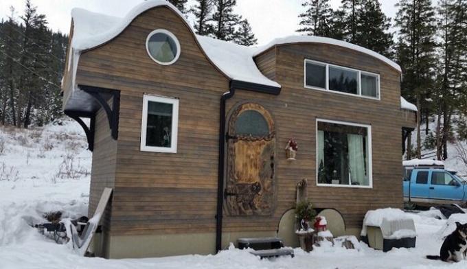 Casa-como pequeña cabaña en el bosque, en el interior se ve impresionante