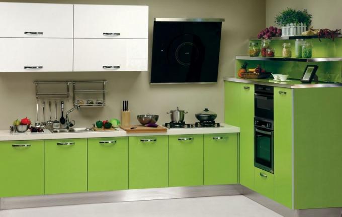 El juego de colores claros es adecuado tanto para cocinas grandes como pequeñas.