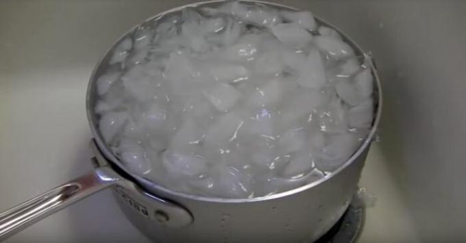 Añadir el hielo y esperar. / Foto: youtube.com.