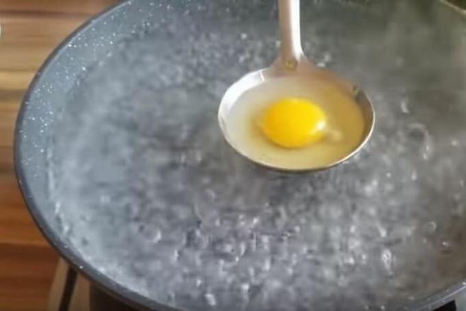 Verter el huevo. / Foto: youtube.com. 