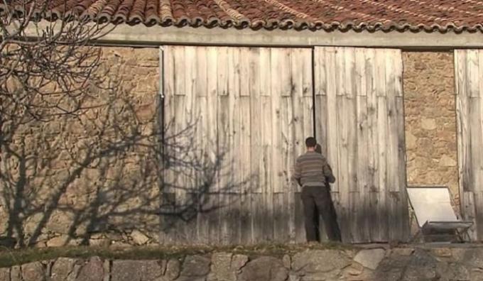 Granero en lugar de una casa terminada: ¿Qué se esconde detrás de la puerta edificio antiguo sin pretensiones