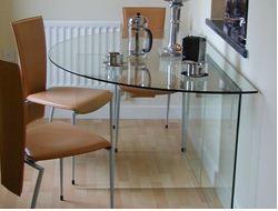Una mesa transparente es una gran solución para una cocina moderna.