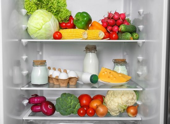 Llene el refrigerador con los alimentos de la lista necesarios para cocinar durante la semana.