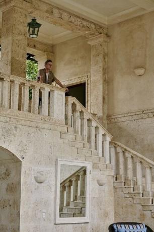 La majestuosa escalera que conduce al segundo piso de la villa. | Foto: Thiago Molinos (Molinos Tiago).