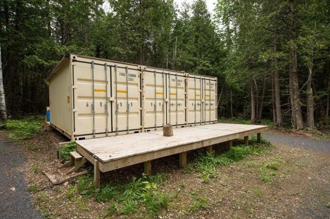 artesano canadiense construyó una casa autosuficiente del contenedor.
