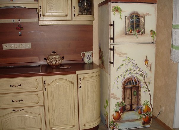 La pintura en el refrigerador lo convertirá en la decoración principal de la habitación.