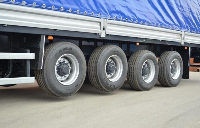 Lo camión en vuelos levantar las ruedas traseras: el capricho del conductor o una necesidad forzada