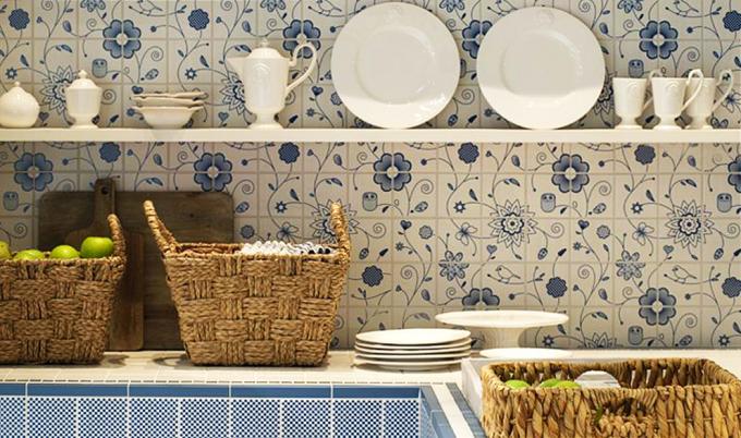 Los azulejos con un patrón vegetal se convertirán en un verdadero punto culminante de la cocina.
