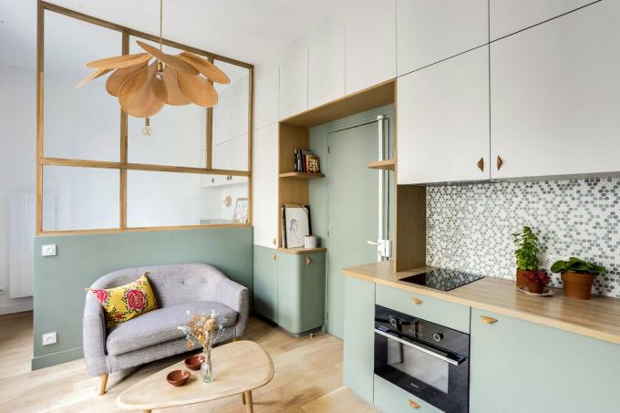 Cómo adaptarse a la sala, cocina y dormitorio en el estudio 22 m²