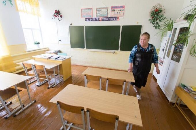 En la escuela del pueblo sólo tres clases en las que los niños aprenden a cuatro (Sultanov, Chelyabinsk región).
