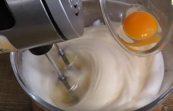 Durante espuma de proteína batida añadir poco a poco las yemas de huevo.