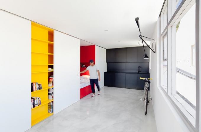 Estudio de 27 m² con un dormitorio, un baño y una cocina en un armario