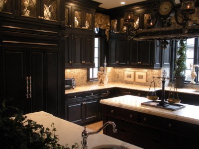 Los muebles negros dan elegancia y solidez al interior de la cocina.