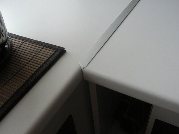 El espacio entre las dos mitades del tablero de la mesa está oculto por una tira de metal