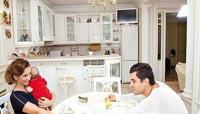 Anfisa Chéjov con su familia en la cocina. | Foto: ru.tsn.ua.
