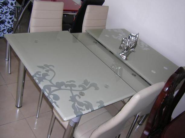 Por lo general, para tales mesas, se usa vidrio de 6 u 8 mm, que puede soportar una taza que se haya caído sobre él.