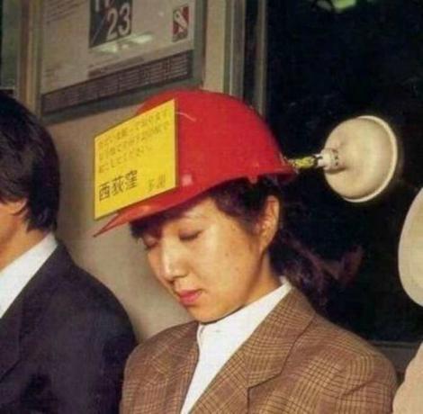 Japoneses son a menudo tan cansado que me quedo dormido incluso de pie en el transporte público. / Foto: humourdemecs.com