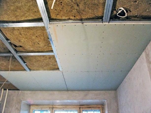 ¿Cómo aislar debajo de la pared techo de cartón