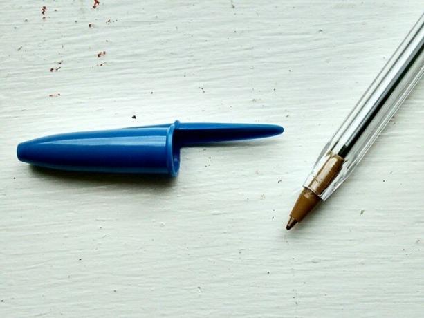 Los agujeros en la tapa de un bolígrafo hacen con un motivo ulterior. / Foto: eonline.lk