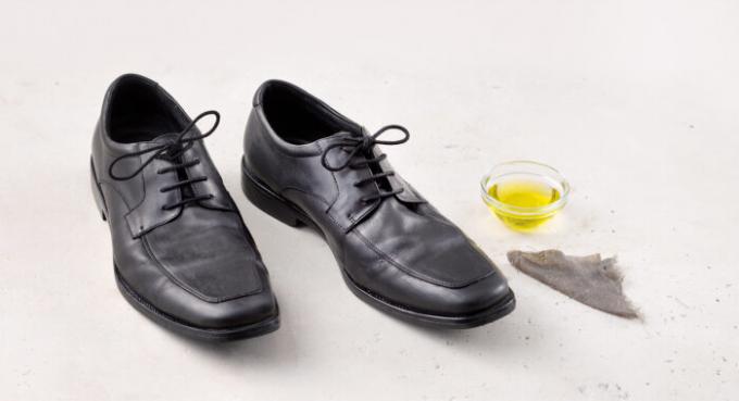 Los zapatos pueden limpiarse bien con aceite de oliva. / Foto: img.thrivemarket.com