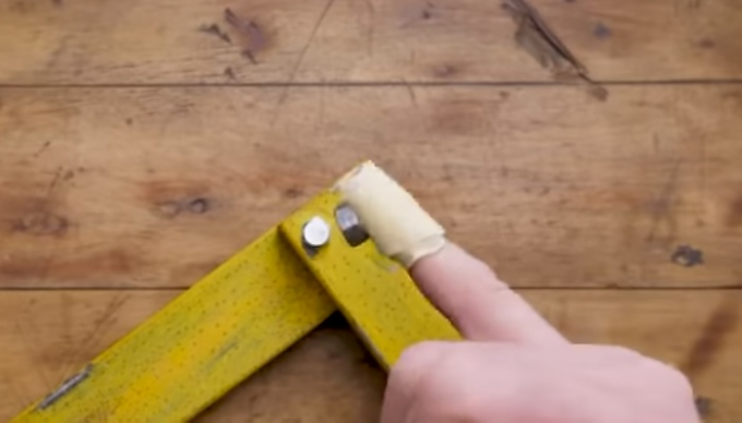 Con cinta adhesiva en los dedos más fácil mantener las piezas pequeñas 