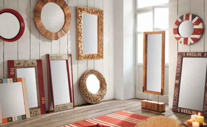 En la foto: Espejo de madera Banang
