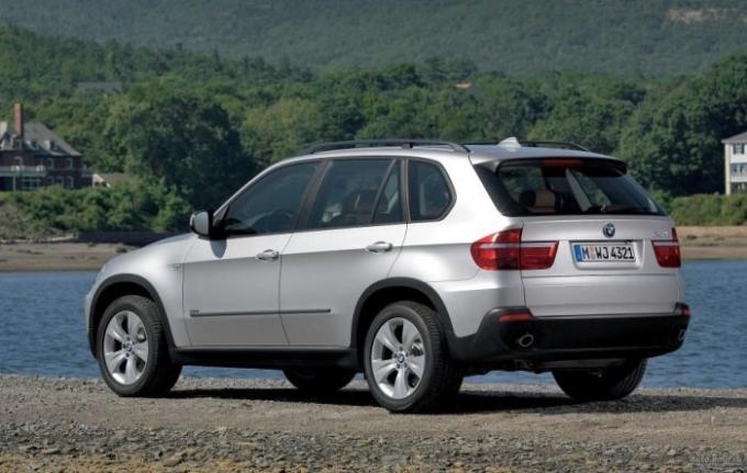 De tamaño mediano de lujo de cruce X5 BMW segunda generación. | Foto: autodmir.ru.