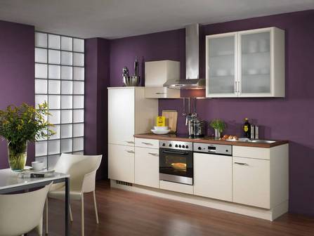 Cocina moderna con un auricular blanco sobre un fondo de paredes violetas