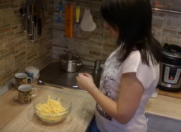 Cocinar las papas fritas en casa.