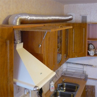 Instalación de la campana en el sistema de ventilación mediante un tubo corrugado especial.