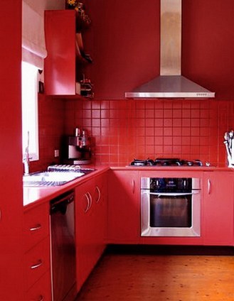 color rojo en el interior de la cocina