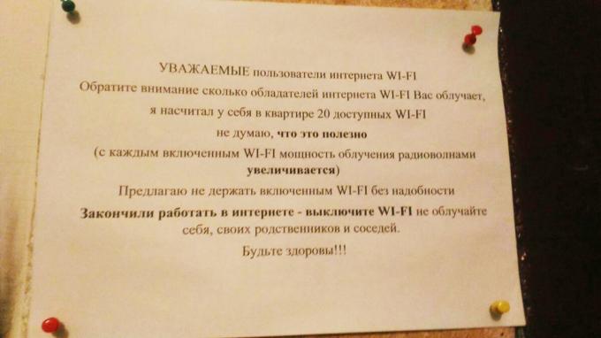 El vecino pide que desactivar router Wi-Fi debido a la alta radiación en su opinión.